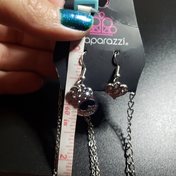 New paparazzi silver tone matching heart pendant necklace and earrings set - Picture 6 of 7